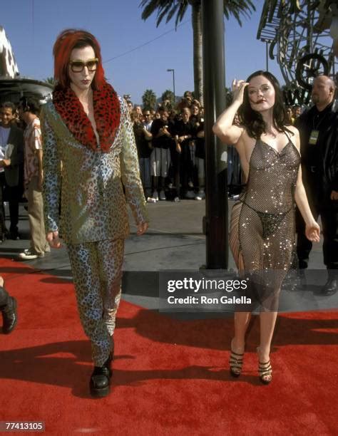 rose mcgowan at the 1998 vmas